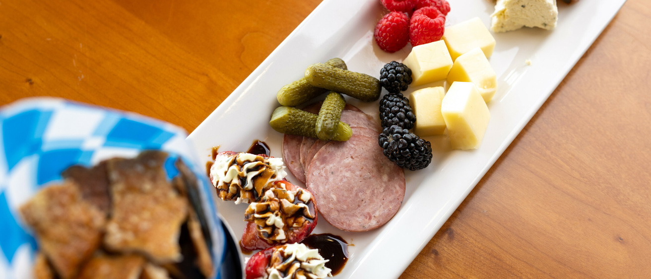 Food tray with crackers